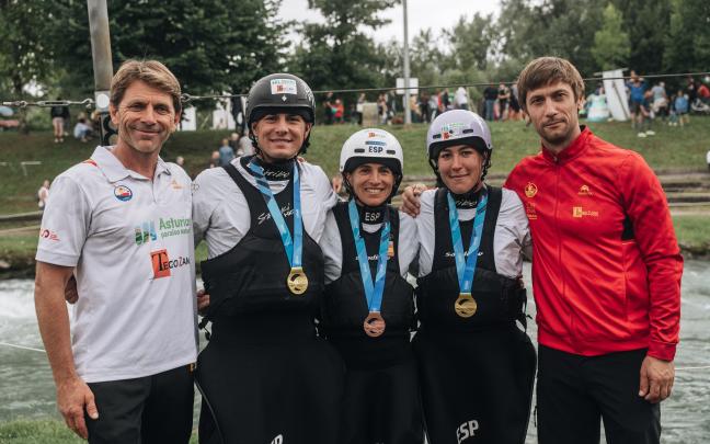 De izquierda a derecha: Xabier Etxaniz (técnico), Pau Echaniz, Maialen Chourraut, Miren Lazkano, Aritz Fernández (técnico) / Foto: Basque Team