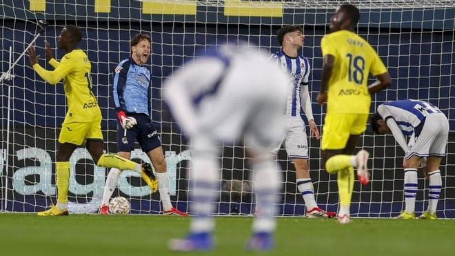 Uno de los goles encajados por la Real en La Cerámica. LA LIGA