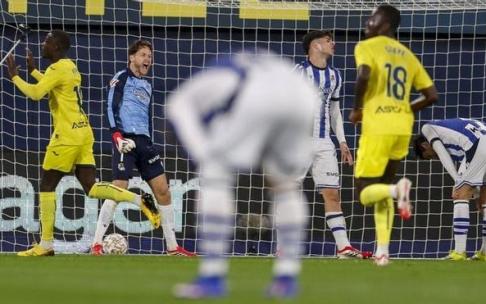 Uno de los goles encajados por la Real en La Cerámica. LA LIGA