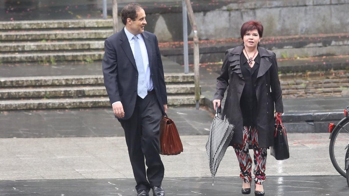 Urchueguía, acompañada por su abogado, a las puertas del Juzgado donde declaró en mayo de 2015 por las subvenciones que concedió a Somoto. JAVIER COLMENERO