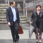 Urchueguía, acompañada por su abogado, a las puertas del Juzgado donde declaró en mayo de 2015 por las subvenciones que concedió a Somoto. JAVIER COLMENERO
