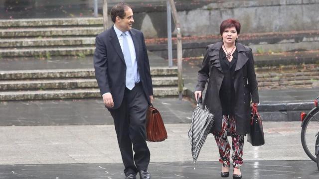 Urchueguía, acompañada por su abogado, a las puertas del Juzgado donde declaró en mayo de 2015 por las subvenciones que concedió a Somoto. JAVIER COLMENERO