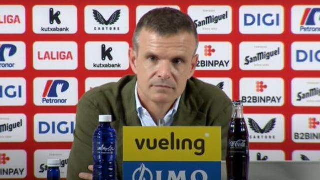 Jon Uriarte en una de sus alocuciones en la sala de prensa José Iragorri de San Mames