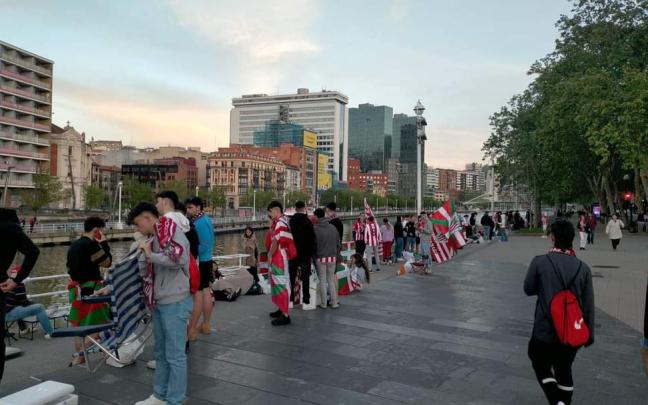 Aficionados rojiblancos en Uribitarte. ONDA VASCA
