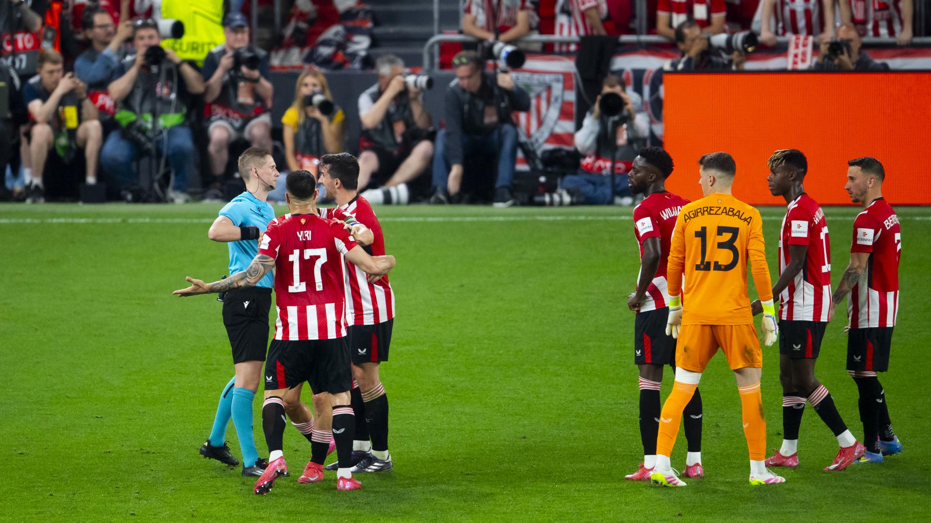 Los jugadores rojiblancos protestando anoche al norUego Eskas. / ATHLETIC CLUB
