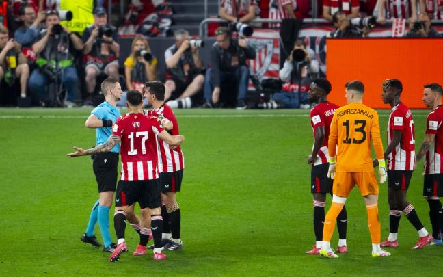 Los jugadores rojiblancos protestando anoche al norUego Eskas. / ATHLETIC CLUB Los jugadores rojiblancos protestando anoche al norUego Eskas. / ATHLETIC CLUB