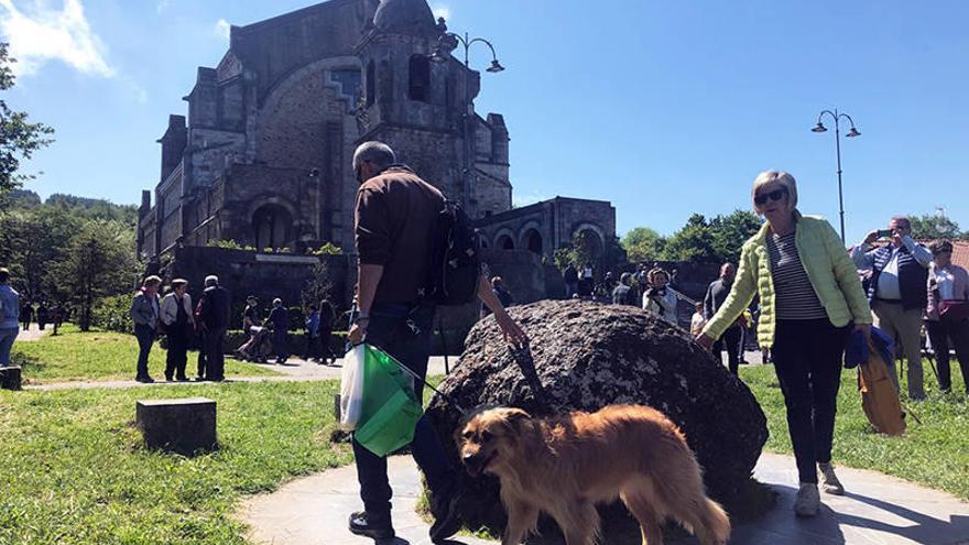 Un año más decenas de personas cumplirán en Urkiola con las tradicionales vueltas al meteorito K.Doyle, Deia