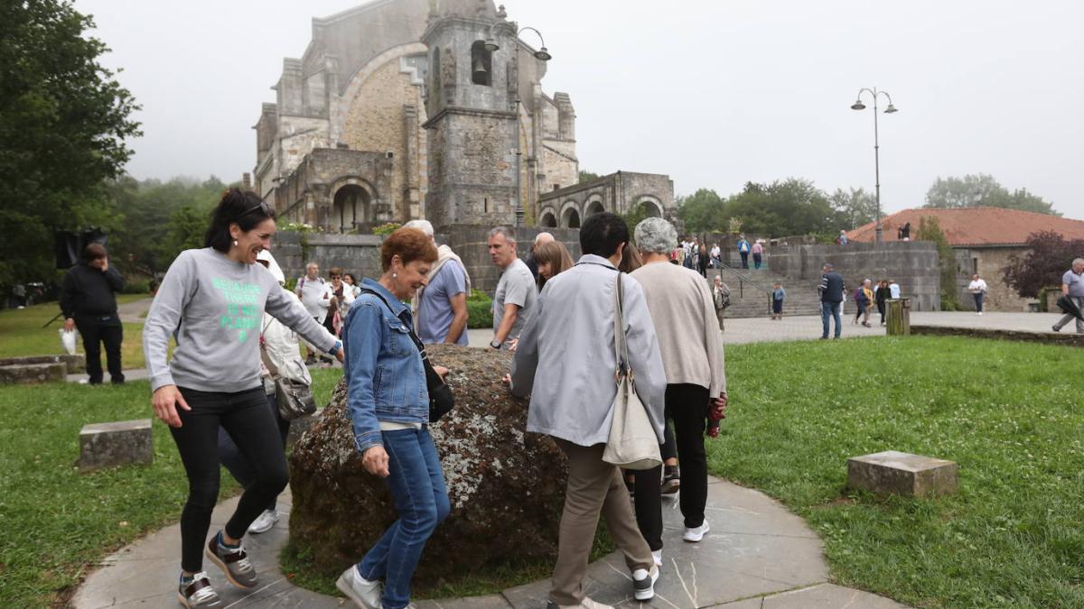 Un año más decenas de personas cumplirán en Urkiola con las tradicionales vueltas al meteorito | Durango.eus