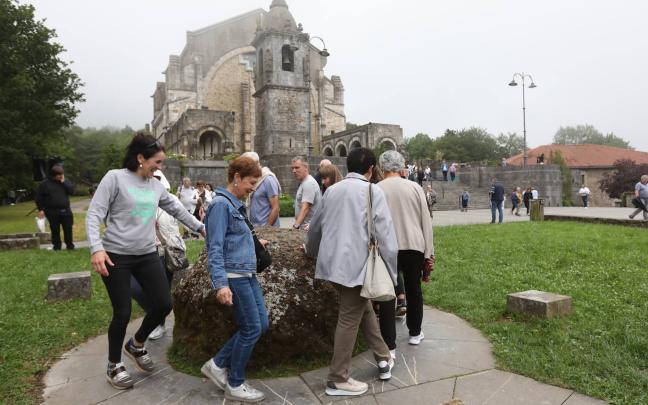 Un año más decenas de personas cumplirán en Urkiola con las tradicionales vueltas al meteorito | Durango.eus