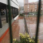 Imagen de archivo de ikastola Urretxindorra y la valla que separa el edificio Borja Guerrero