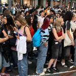 Largas colas para ver a Martin Urrutia en Bilbao OSKAR GONZÁLEZ / DEIA