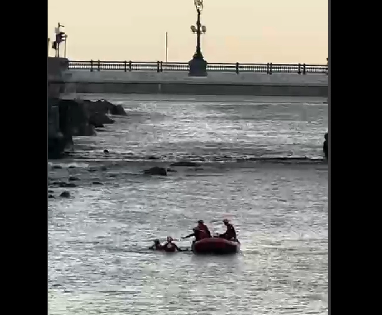 Rescate, esta mañana, de un cuerpo sin vida en el Urumea, Donostia / Maider Uriarte