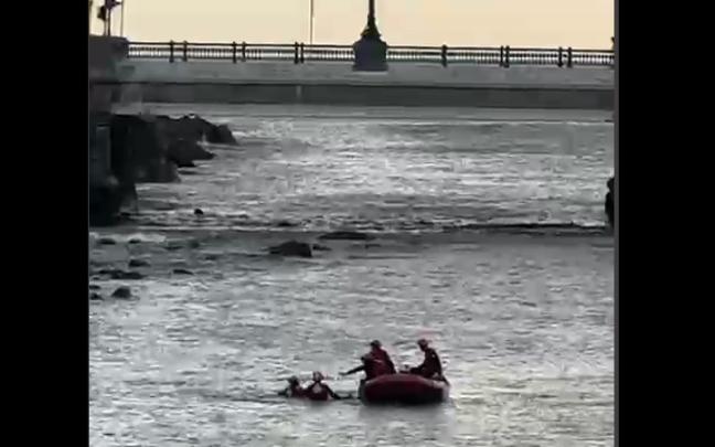 Rescate, esta mañana, de un cuerpo sin vida en el Urumea, Donostia / Maider Uriarte