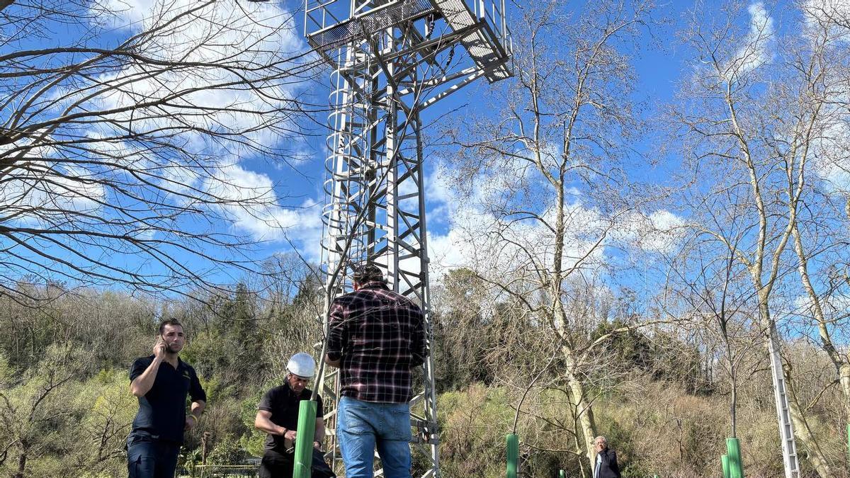 Operarios, esta mañana junto la torre de alta tensión donde ocurrió el grave suceso Pedro Martínez