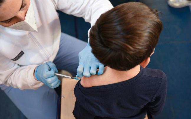 Una enfermera vacuna a un niño