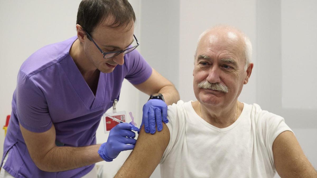 Un enfermero vacunando contra la gripe. Iñaki Porto.