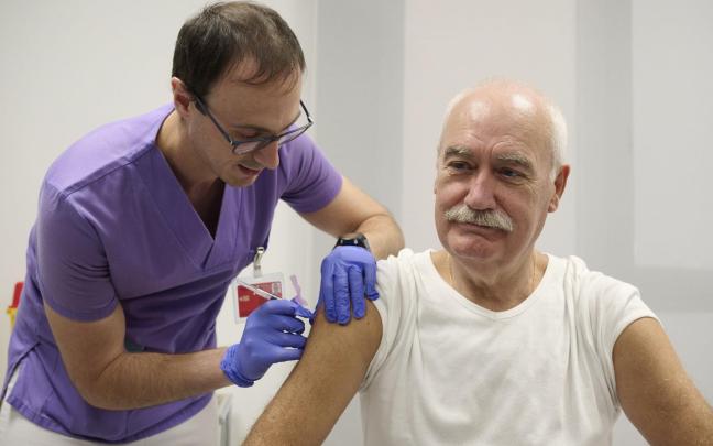 Un enfermero vacunando contra la gripe. Iñaki Porto.