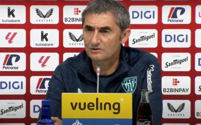 Ernesto Valverde esta tarde en la sala de prensa de Lezama