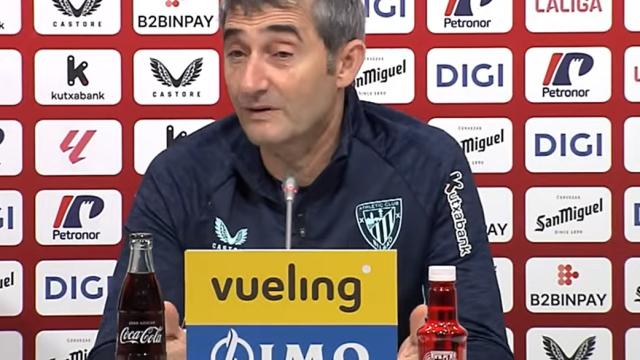 Ernesto Valverde atendiendo esta tarde en Lezama a los medios de comunicación