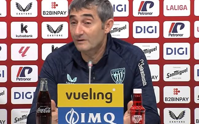 Ernesto Valverde atendiendo esta tarde en Lezama a los medios de comunicación