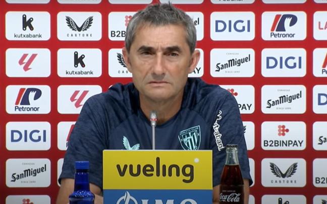 Ernesto Valverde esta tarde en la sala de prensa de Lezama