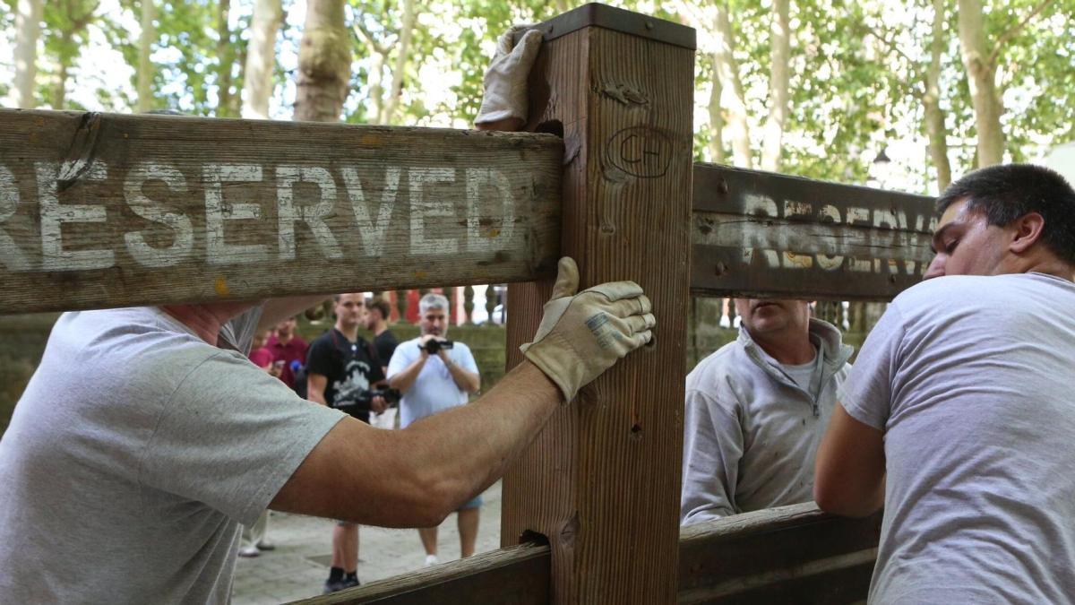 Operarios de la Carpintería Hermanos Aldaz Remiro instalan el vallado del encierro de San Fermín 2026. Javier Bergasa