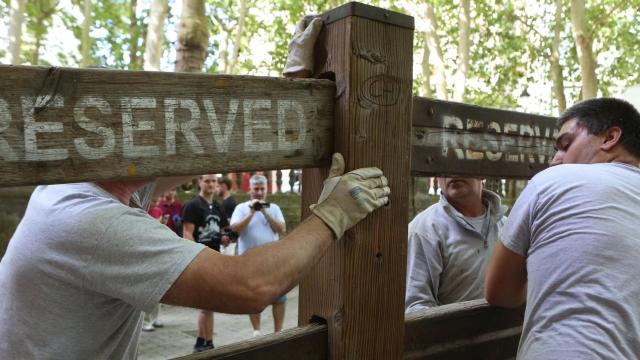 Operarios de la Carpintería Hermanos Aldaz Remiro instalan el vallado del encierro de San Fermín 2026. Javier Bergasa