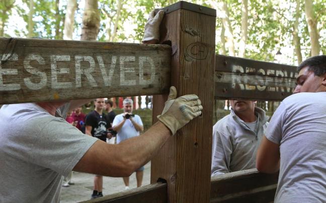 Operarios de la Carpintería Hermanos Aldaz Remiro instalan el vallado del encierro de San Fermín 2026. Javier Bergasa