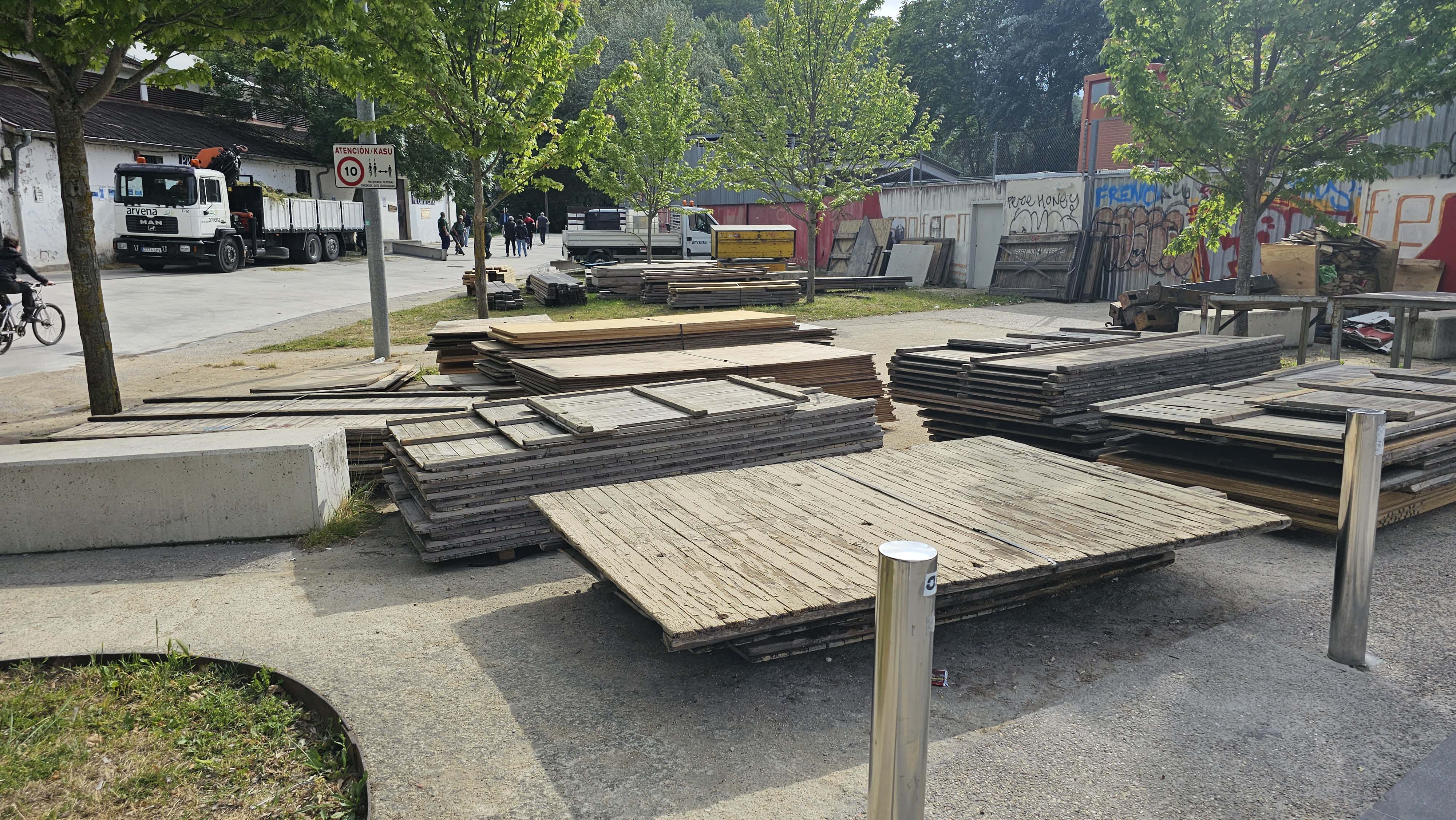 Los elementos del vallado, organizados en los Corrales del Gas. Foto: Ayuntamiento de Pamplona