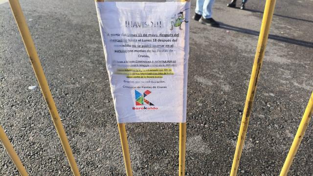 Un cartel informa del cierre del parking al aire libre junto al Hospital de Cruces | ONDA VASCA