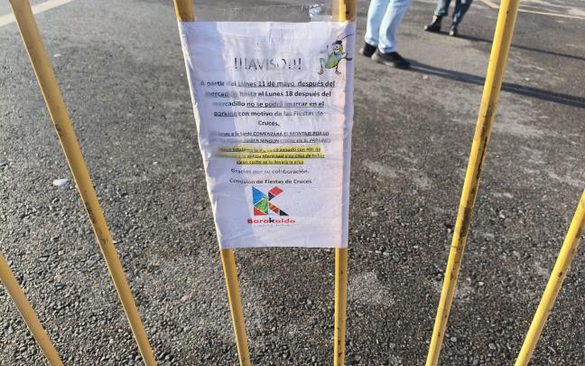 Un cartel informa del cierre del parking al aire libre junto al Hospital de Cruces | ONDA VASCA