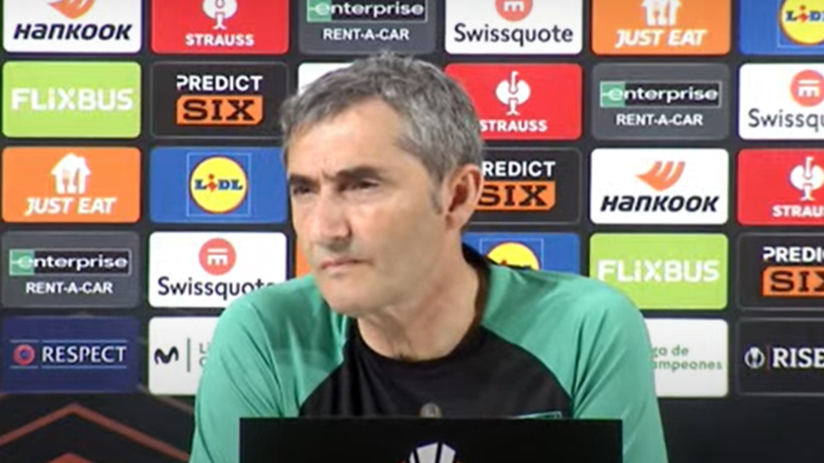 Ernesto Valverde este mediodía en la sala de prensa de San Mamés valorando el duelo ante el United
