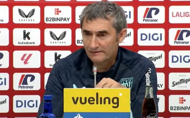 Ernesto Valverde este mediodía durante la rueda de prensa en Lezama