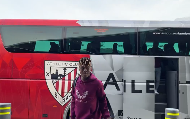 Nico Williams, sonriente, en el aeropuerto antes de viajar a Madrid