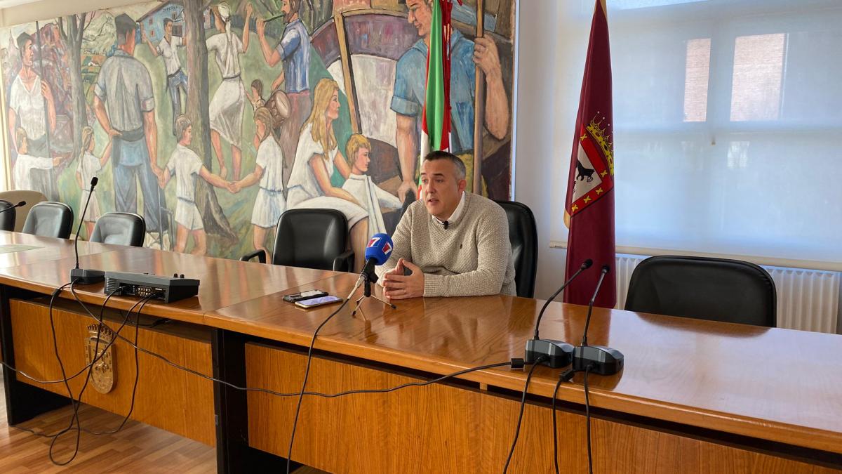 El alcalde de Abanto-Zierbena anunciando su compromiso de realizar una consulta ciudadana sobre la Variante de las Carreras | AYTO ABANTO-ZIERBENA