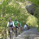 Varios ciclistas y paseantes en la ruta de Leitzaran. | ANDOAINGO UDALA