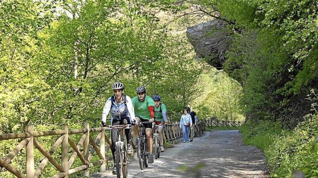 Varios ciclistas y paseantes en la ruta de Leitzaran. | ANDOAINGO UDALA