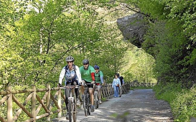 Varios ciclistas y paseantes en la ruta de Leitzaran. | ANDOAINGO UDALA