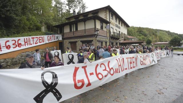 Concentración de vecinos en Gaintxurizketa contra accidentes en la GI-636 / Pedro Martinez