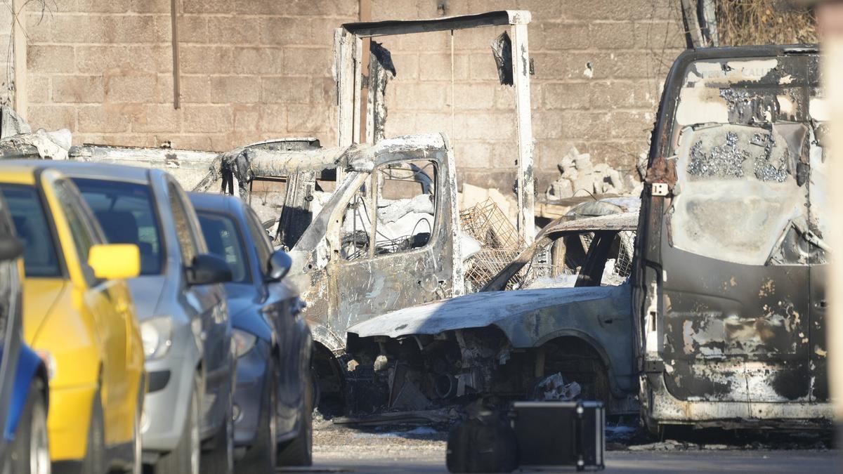 Vehículos calcinados tras un incendio en un pabellón de la calle Miravilles Jorge Muñoz