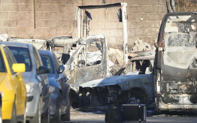 Vehículos calcinados tras un incendio en un pabellón de la calle Miravilles Jorge Muñoz