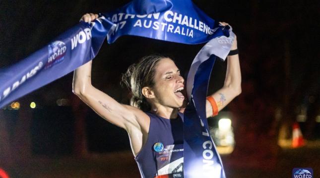 Verdeliss, celebrando su triunfo en la maratón nocturna disputada hoy en Perth, la tercera cita del desafío World Marathon ChallengeRichard Ducker / World Marathon Challenge