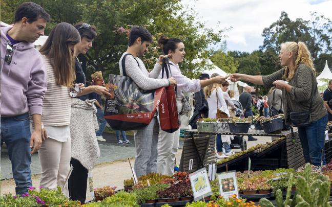 Las y los visitantes del Arboretum pudieron comprar plantas procedentes de todo el mundo | Foto: Tere Ormazabal. UPV/EHU