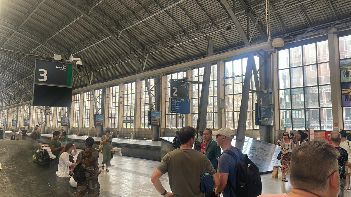 Viajeros en la estación de Abando / ANARTZ VARGAS