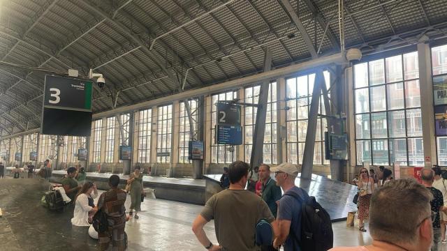 Viajeros en la estación de Abando / ANARTZ VARGAS