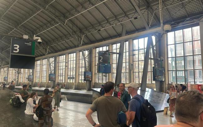 Viajeros en la estación de Abando / ANARTZ VARGAS