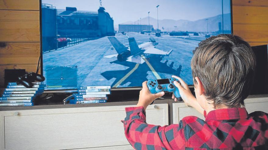 Un niño juega a videojuegos