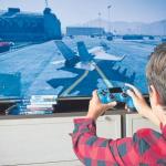 Un niño juega a videojuegos