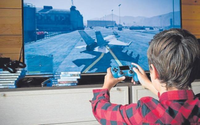 Un niño juega a videojuegos