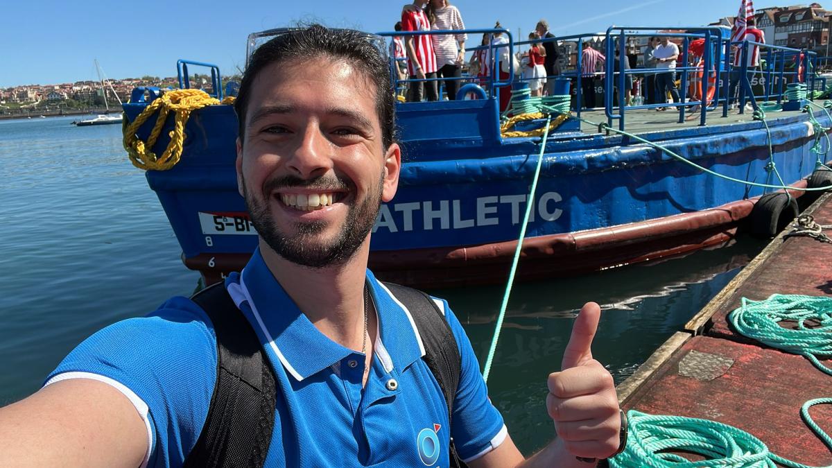 Nuestro compañero Imanol Vilellla junto a la Gabarra en el Marítimo del Abra en Getxo | ONDA VASCA